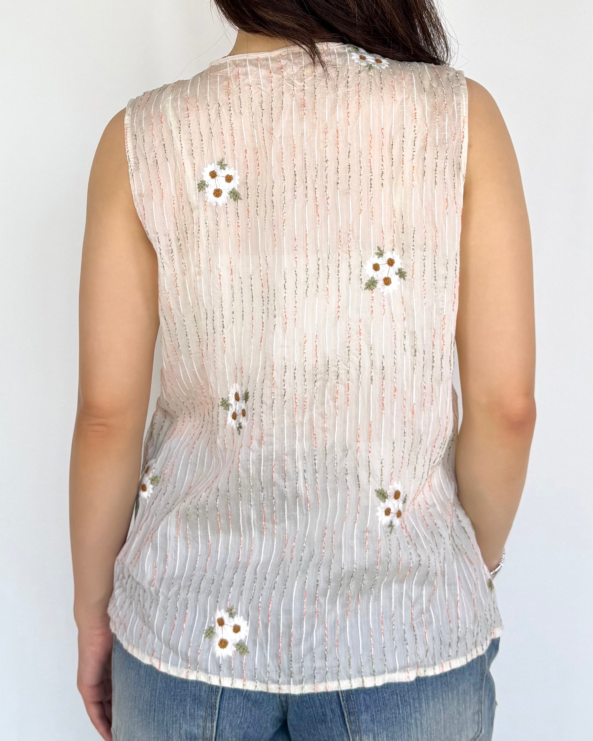 Daisy Whisper Embroidered Top
初夏雛菊刺繡背心