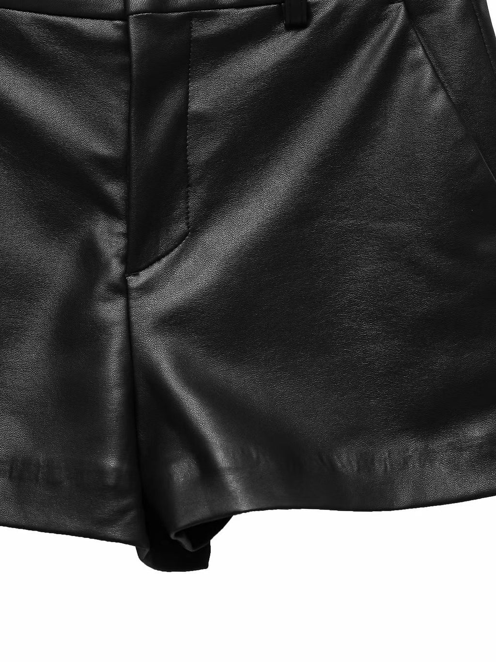 Raven Faux Leather Shorts
Raven 仿皮短褲