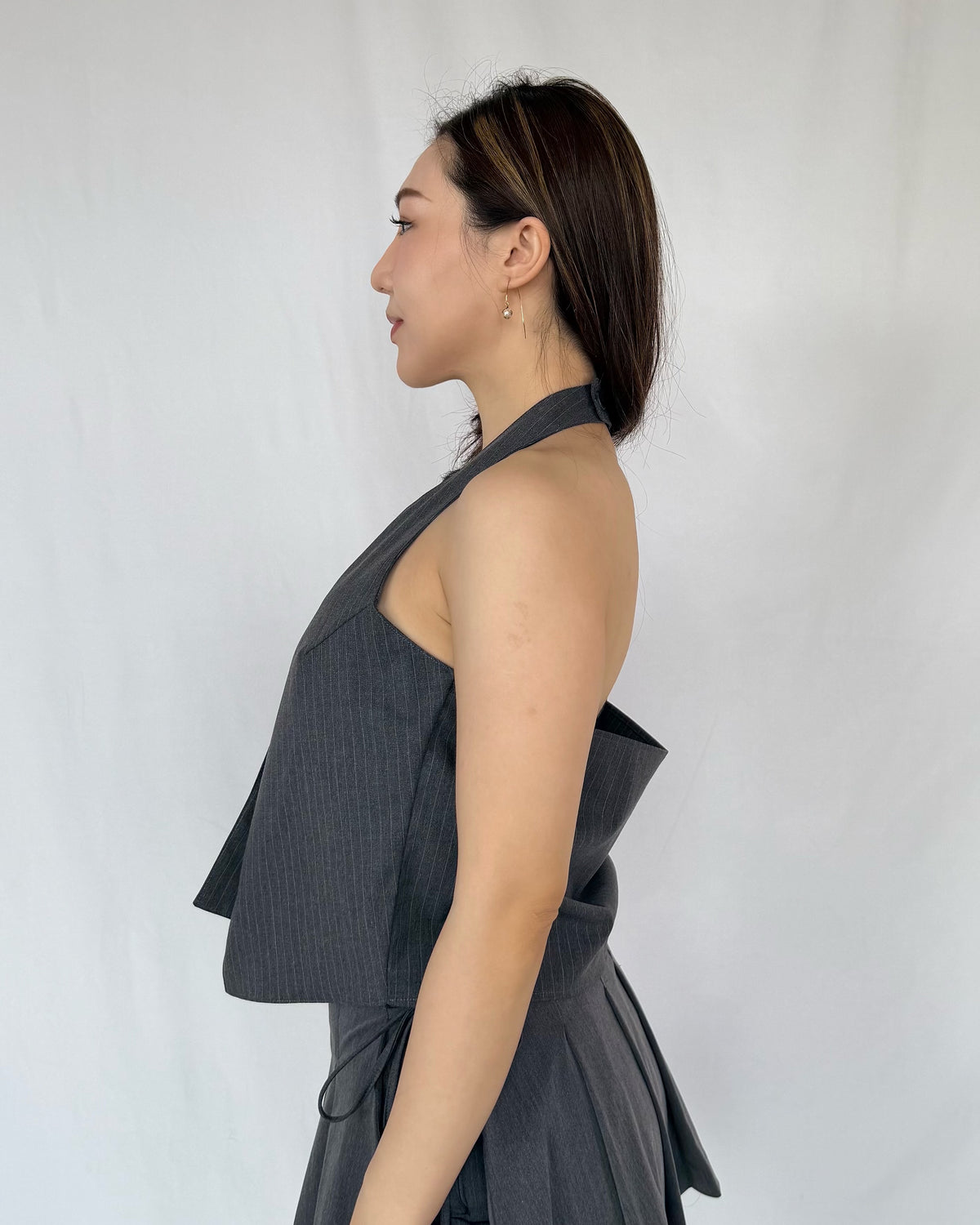Sleek Pinstripe Halter Vest Top
細條紋西裝掛頸背心