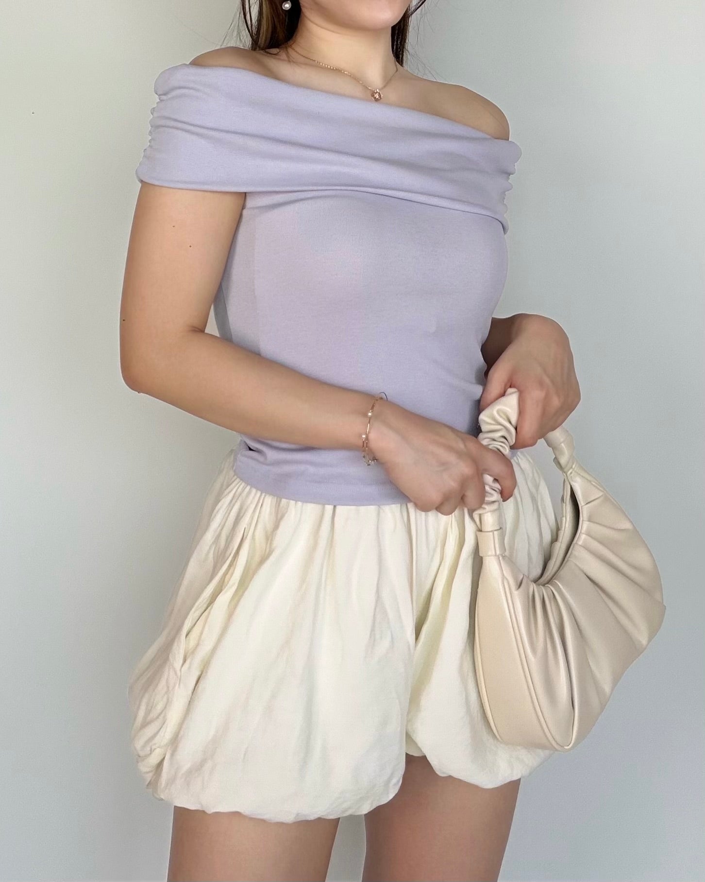 Luna Off‑Shoulder Top
柔霧一字領上衣