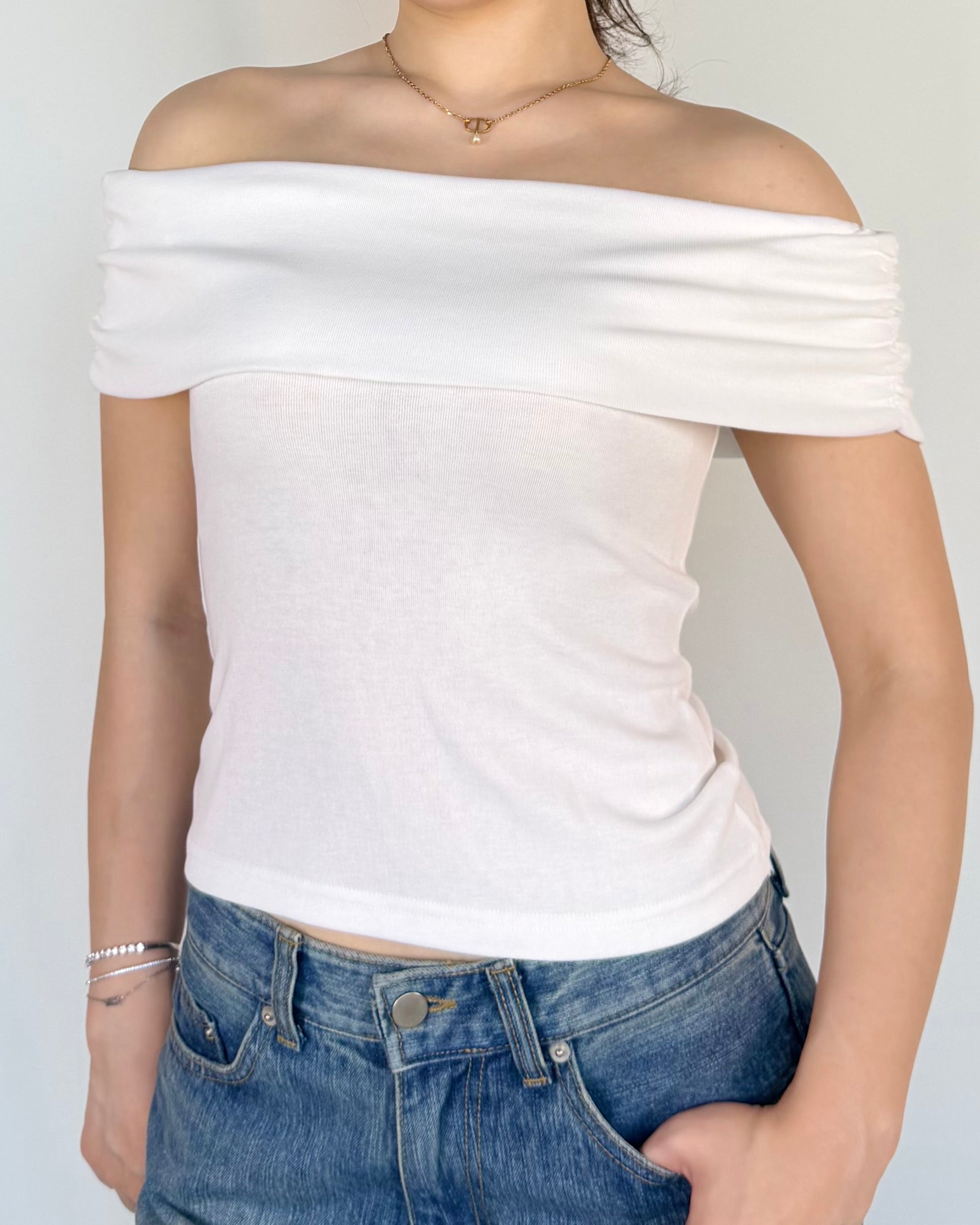 Luna Off‑Shoulder Top
柔霧一字領上衣