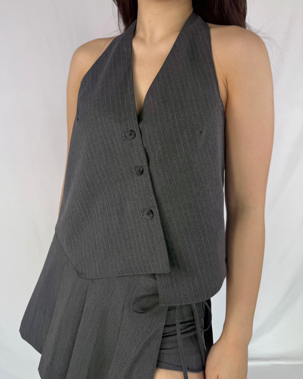 Sleek Pinstripe Halter Vest Top
細條紋西裝掛頸背心