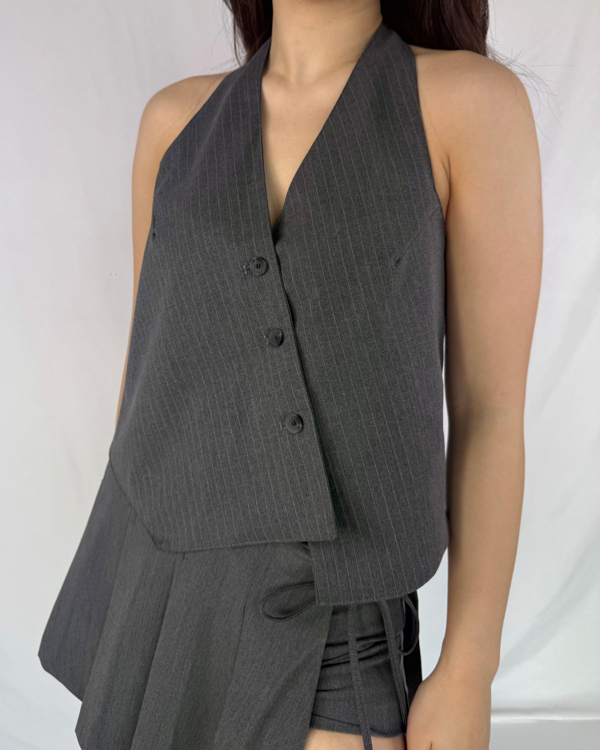 Sleek Pinstripe Halter Vest Top
細條紋西裝掛頸背心