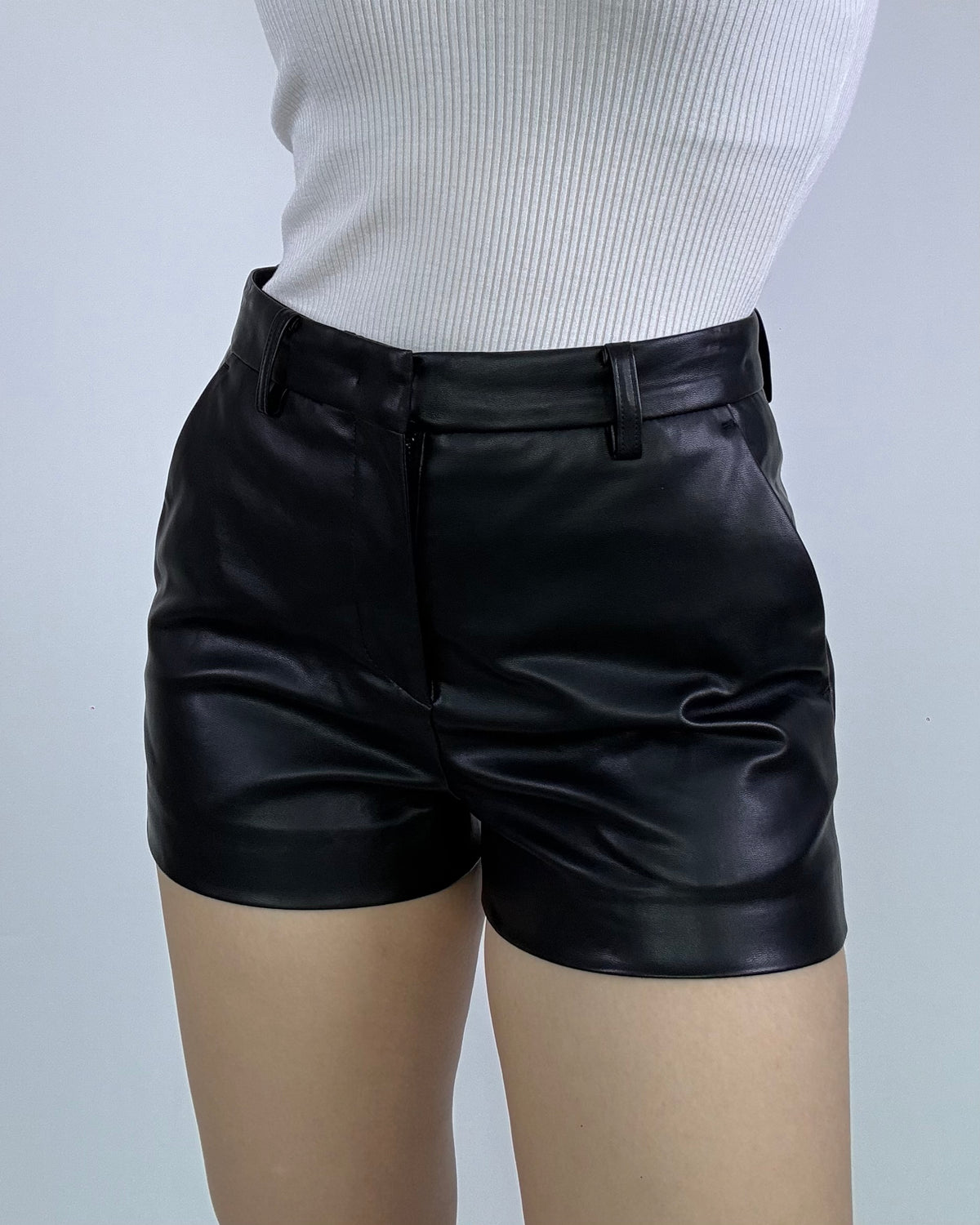 Raven Faux Leather Shorts
Raven 仿皮短褲