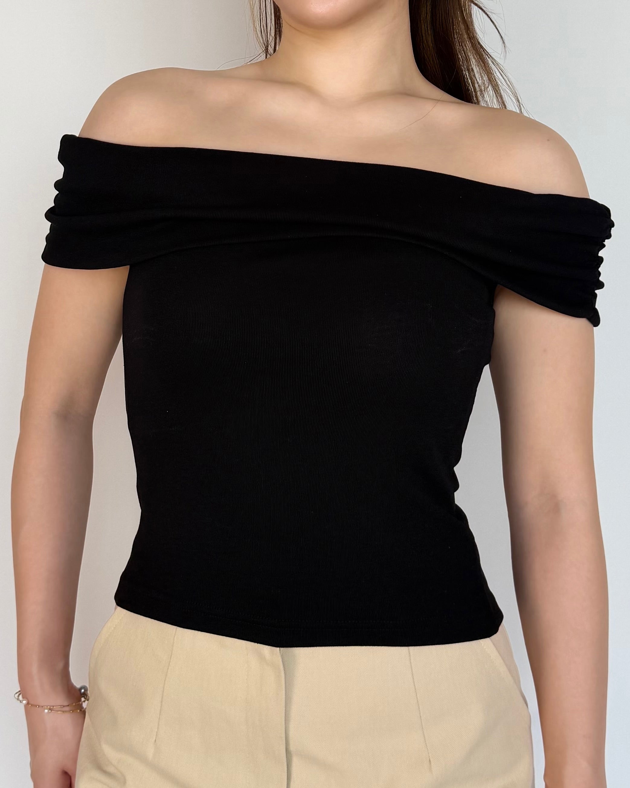 Luna Off‑Shoulder Top
柔霧一字領上衣