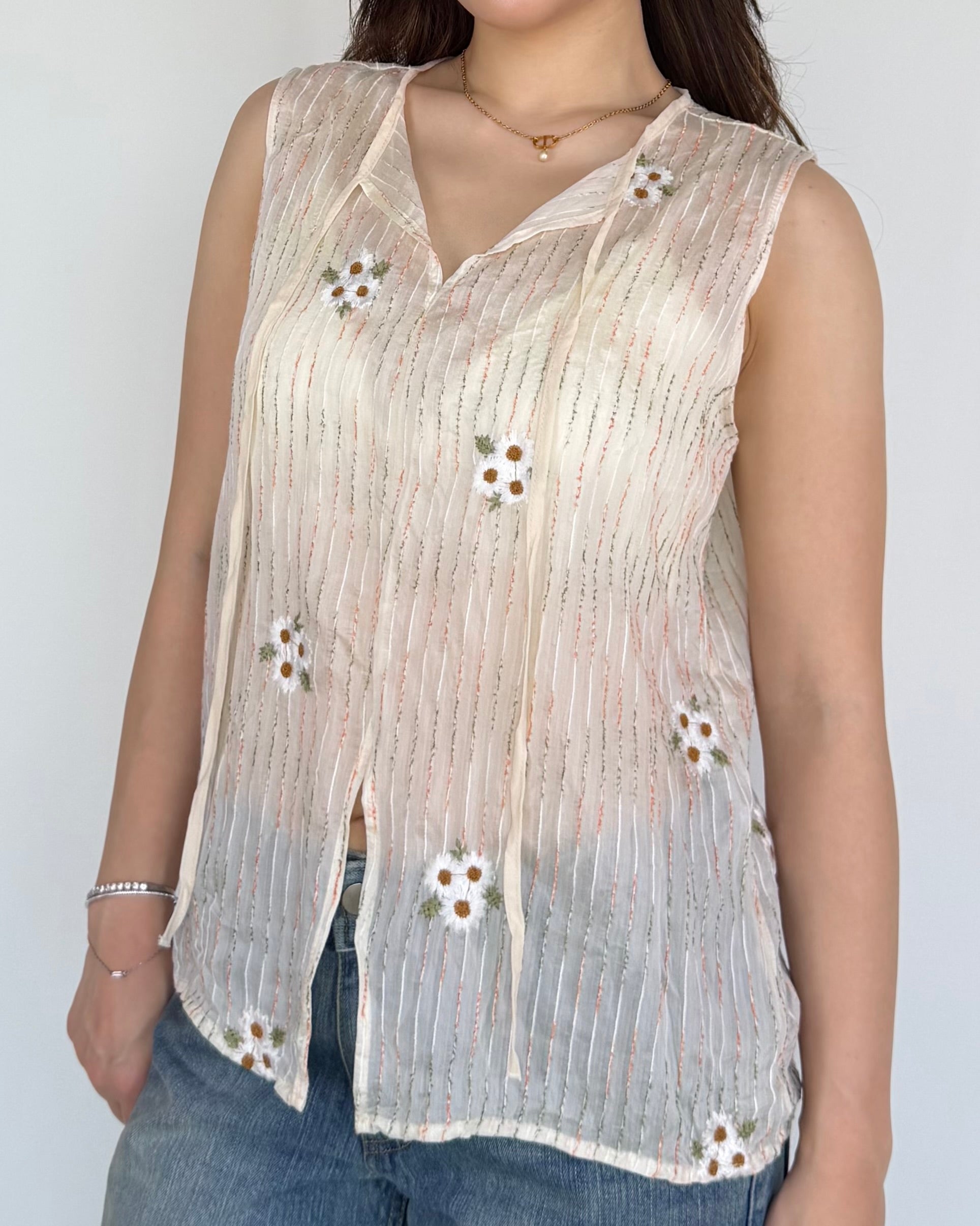 Daisy Whisper Embroidered Top
初夏雛菊刺繡背心
