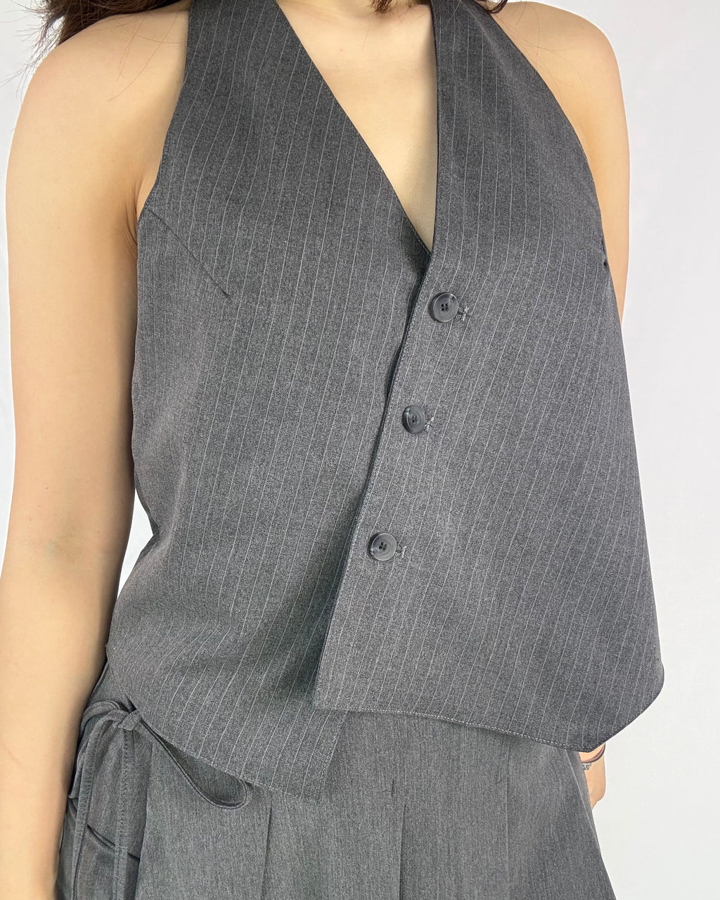 Sleek Pinstripe Halter Vest Top
細條紋西裝掛頸背心