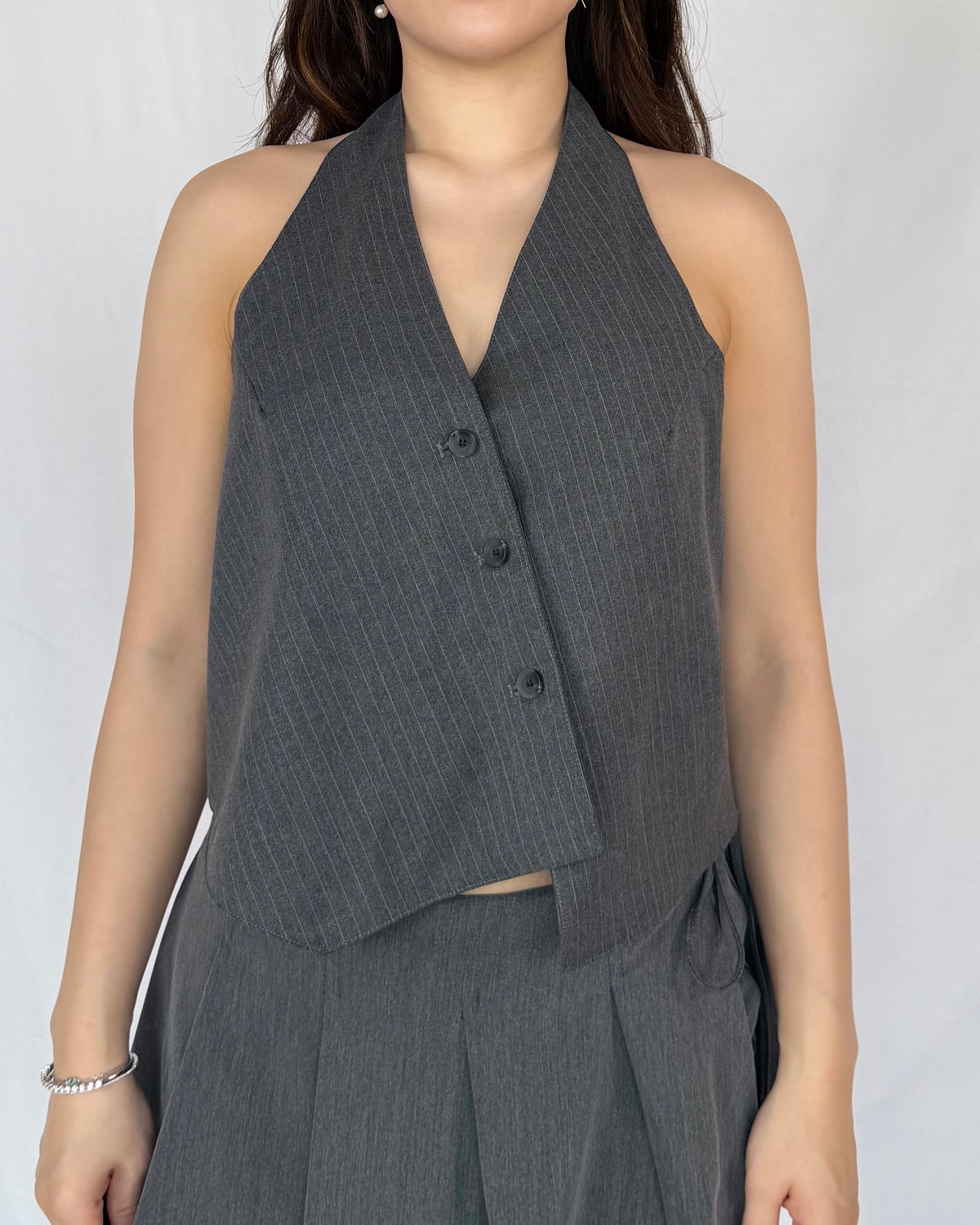 Sleek Pinstripe Halter Vest Top
細條紋西裝掛頸背心